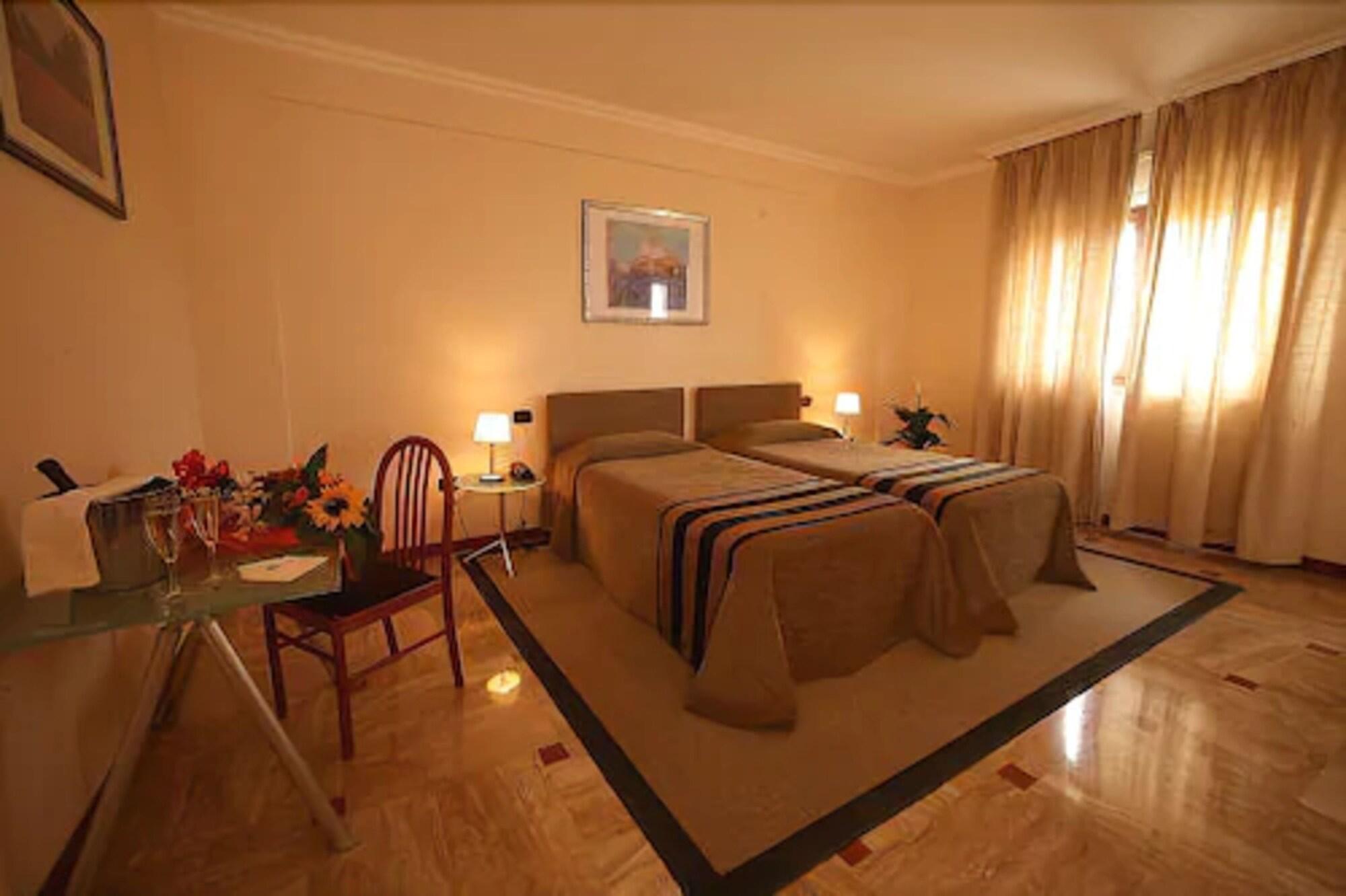 Hotel Palace 2000 Pomezia Esterno foto
