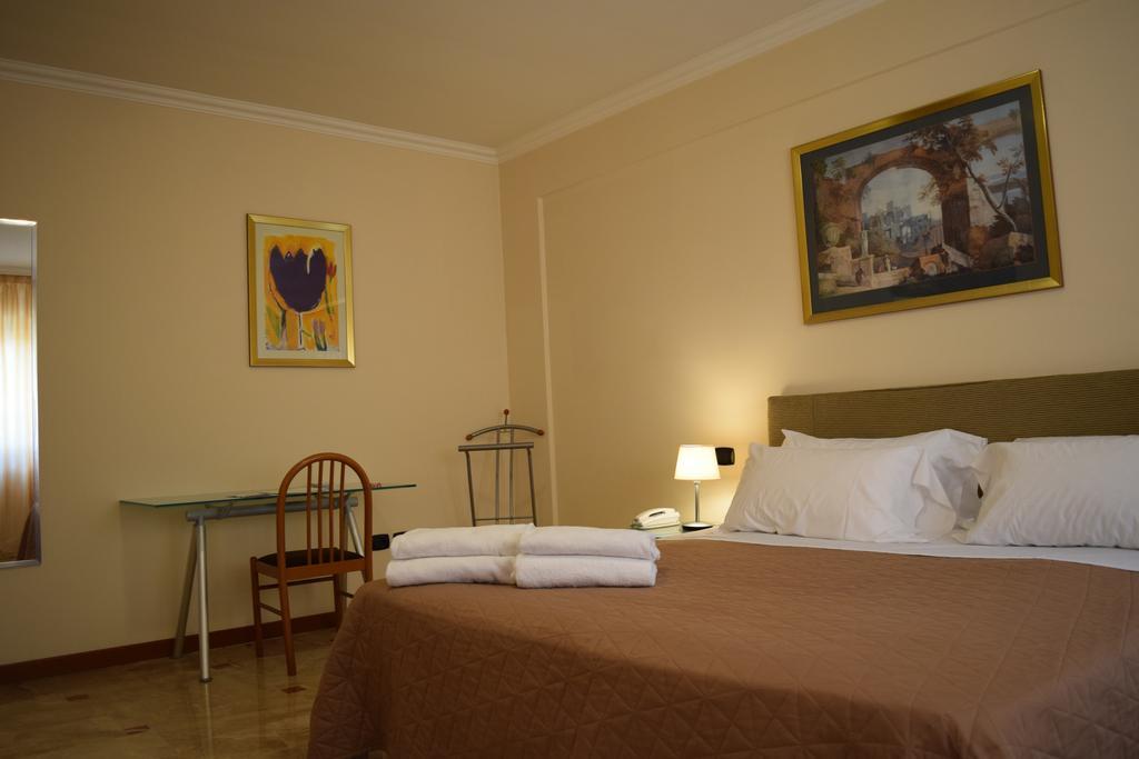 Hotel Palace 2000 Pomezia Esterno foto